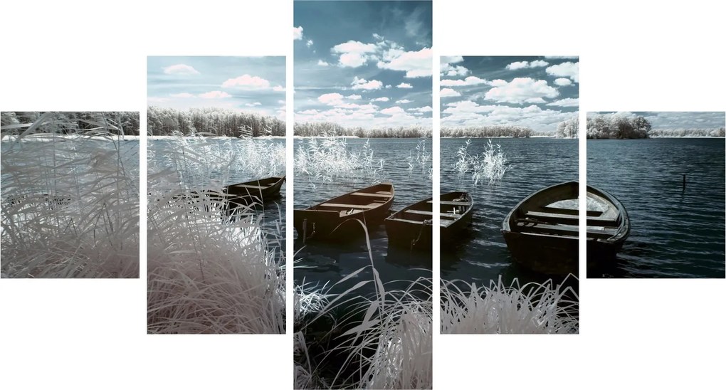 Obraz - Drewniane łodzie na jeziorze (125x70 cm)