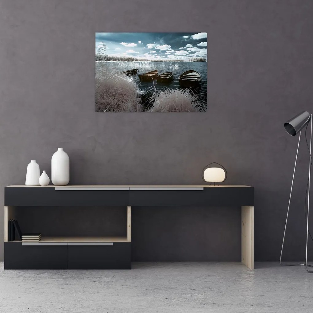 Obraz na szkle - Drewniane łodzie na jeziorze (70x50 cm)