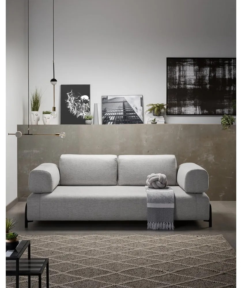 Jasnoszara sofa z podłokietnikami Kave Home Compo