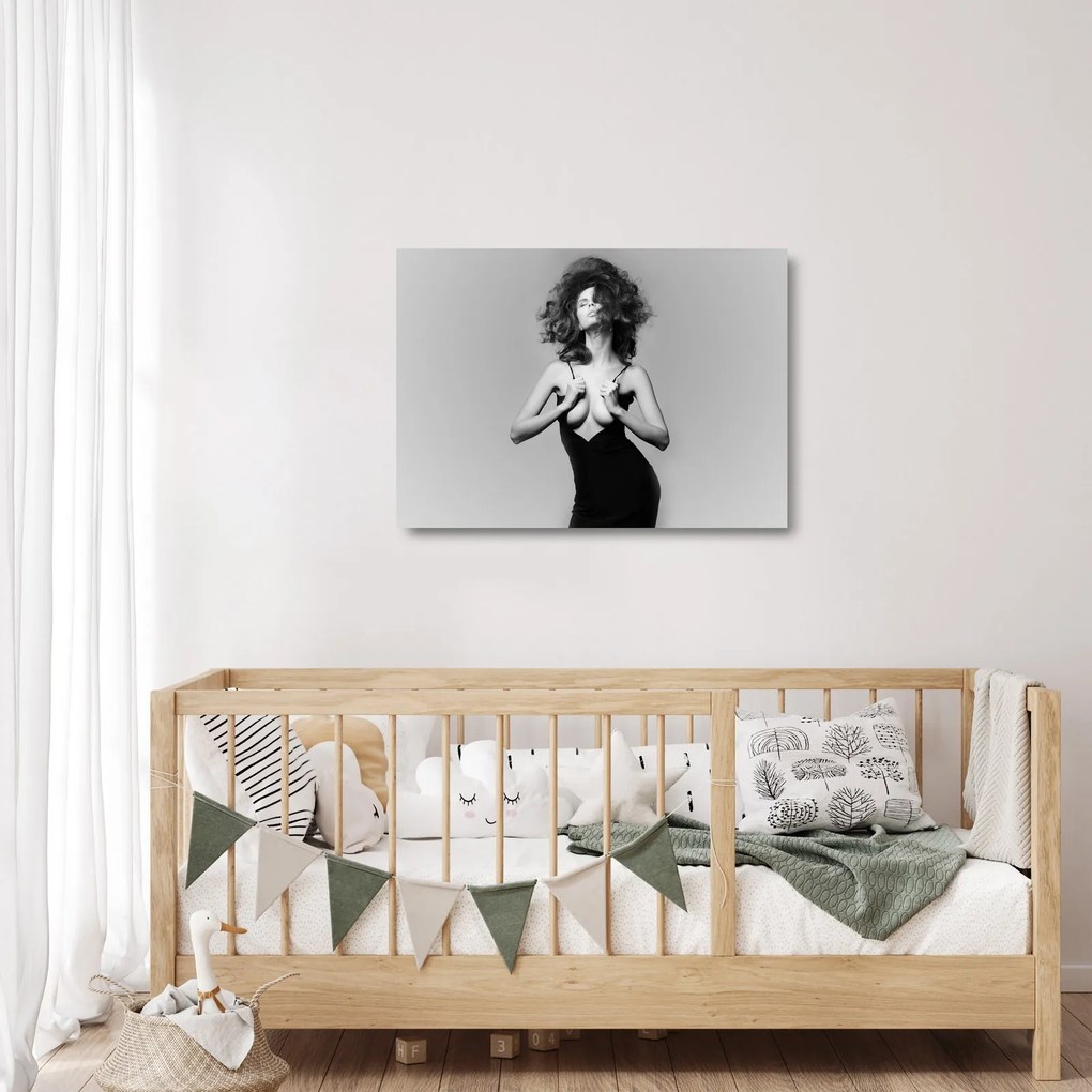 Obraz na szkle kobiety w czarnej sukience (70x50 cm)