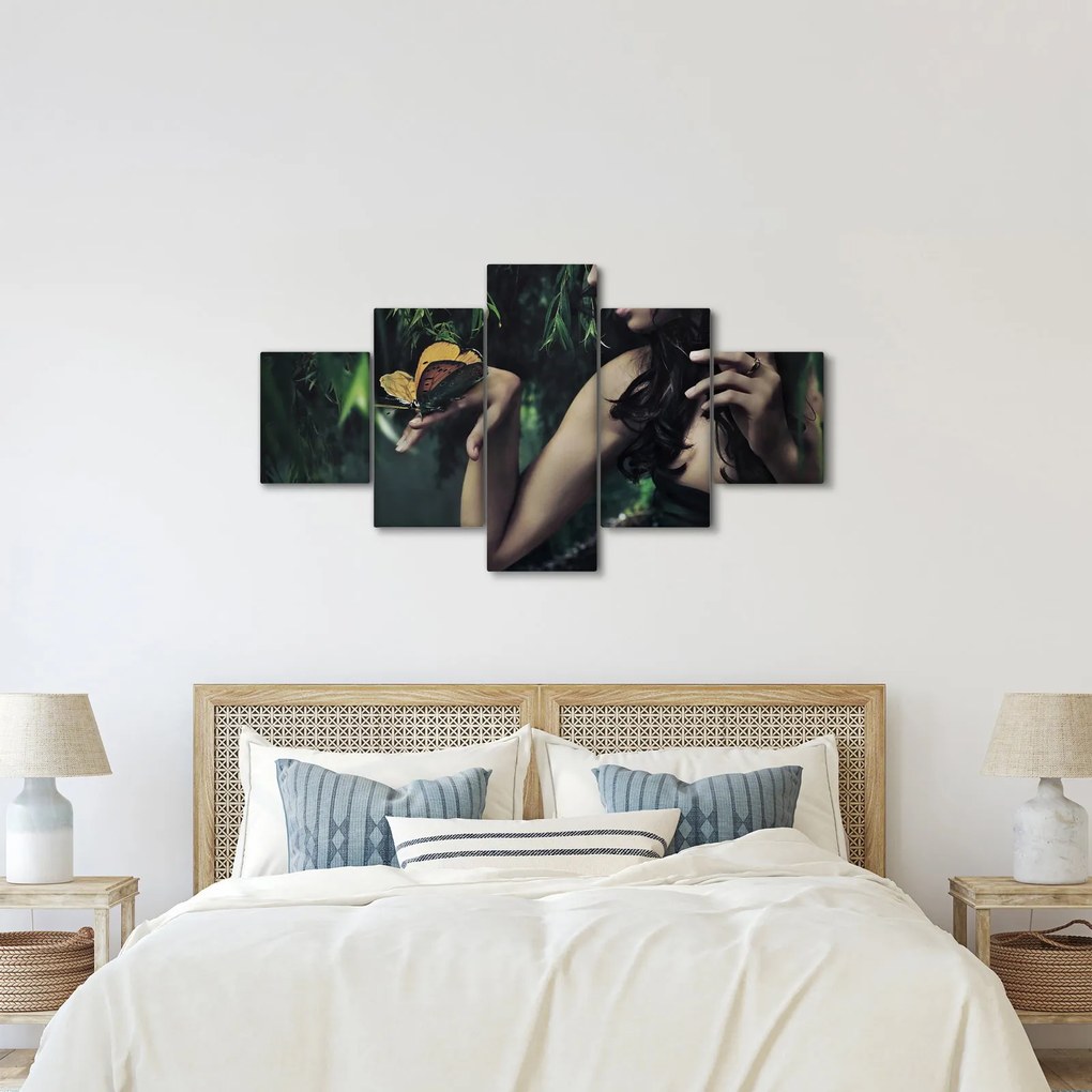 Obraz pełnej wdzięku kobiety z motylem (125x70 cm)