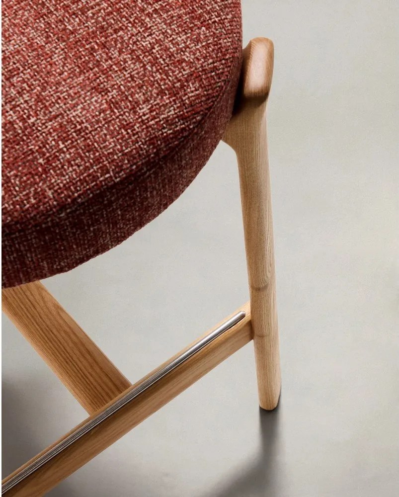 Hoker z litego drewna jesionowego w kolorze terakoty/w jasnym naturalnym kolorze (wysokość siedziska 65 cm) Granite – Kave Home