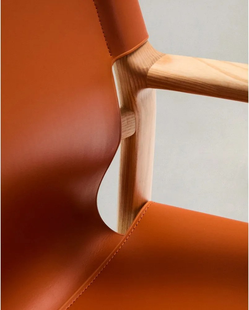 Koniakowe krzesło z litego drewna jesionowego z podłokietnikami Jan – Kave Home