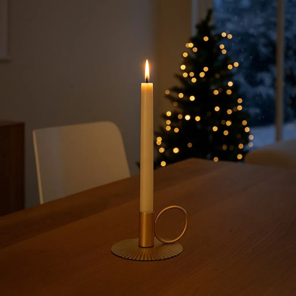 Metalowy świecznik na prążkowanej podstawce