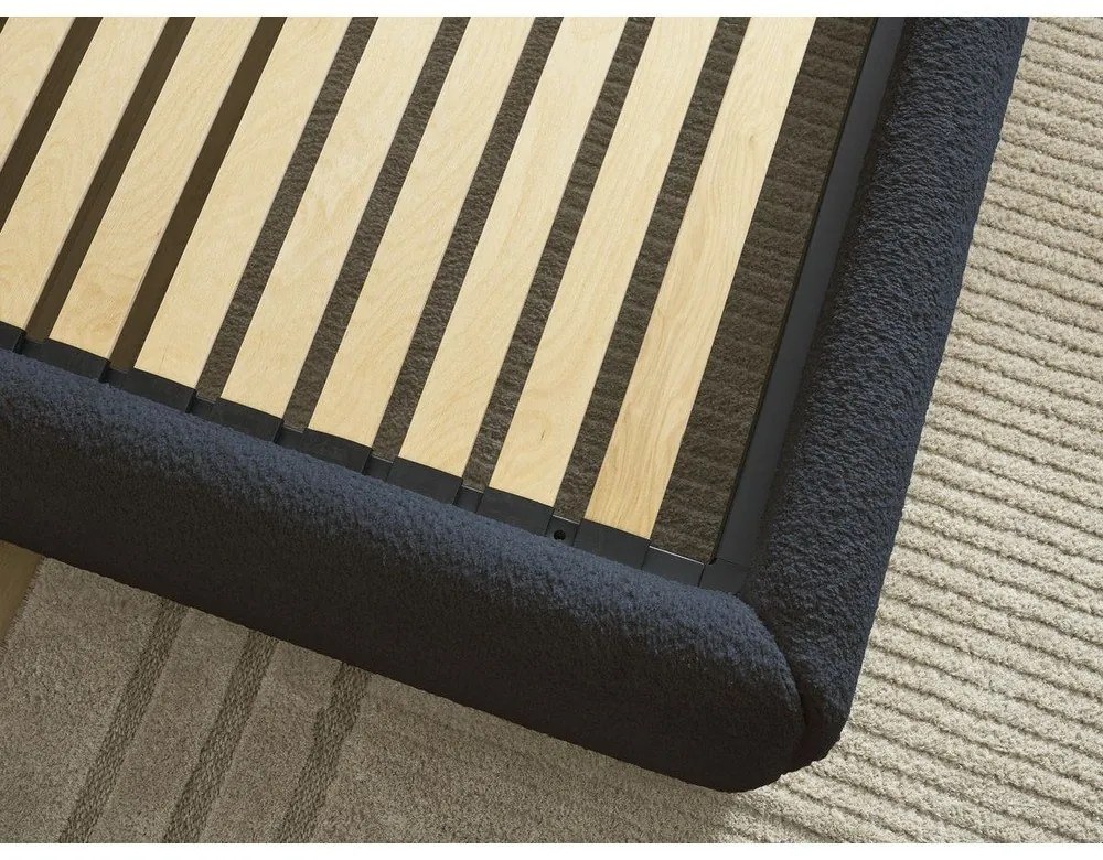 Ciemnoniebieskie tapicerowane łóżko dwuosobowe bez zagłówka ze schowkiem i stelażem 180x200 cm Inera – Bobochic Paris