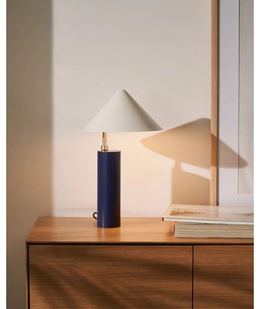 Ciemnoniebieska lampa stołowa z metalowym kloszem (wysokość 42 cm) Shiva – Kave Home