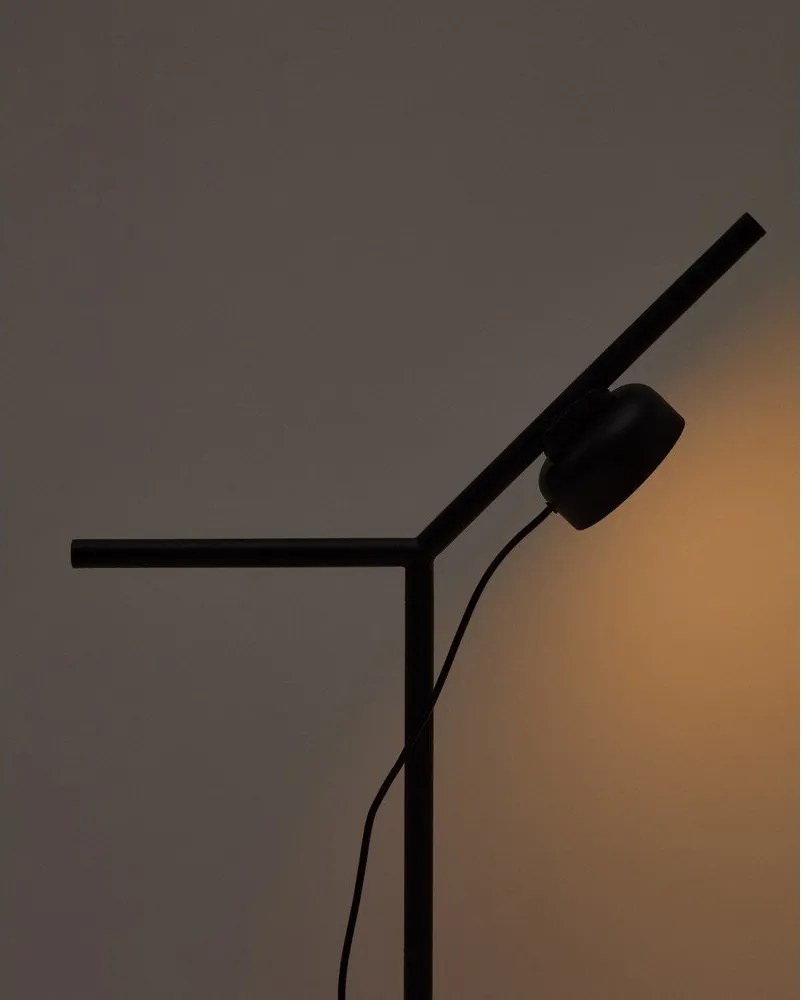 Czarna metalowa lampa stołowa LED ze ściemniaczem (wysokość 61,5 cm) Orey – Kave Home