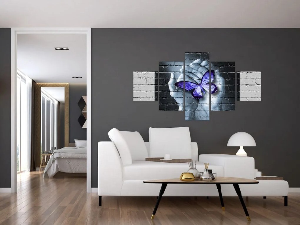 Obraz - Fioletowy motyl na ścianie (125x70 cm)