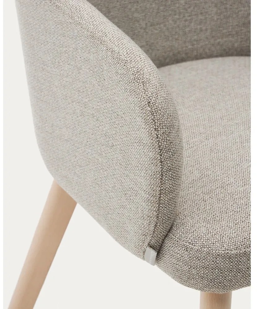 Beżowy tapicerowany fotel jadalniany z podłokietnikami Nelida – Kave Home