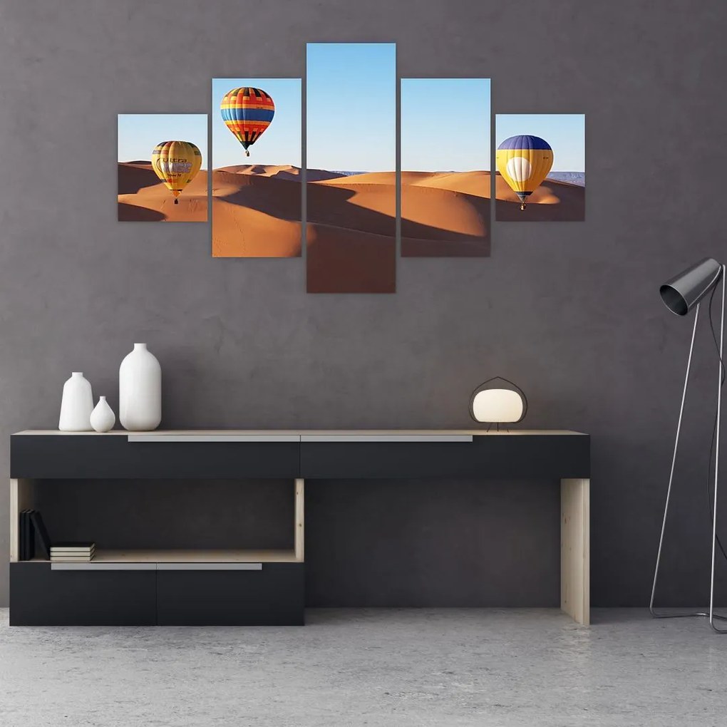 Obraz - latające balony na pustyni (125x70 cm)