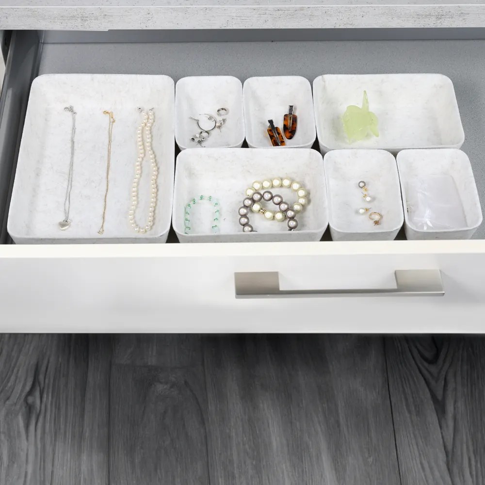 Zestaw filcowych organizerów w różnych rozmiarach