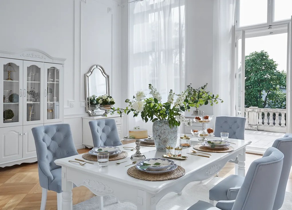 Elegancki biały stół do jadalni rozkładany Abigail 180x100x80 cm, wymiary po rozłożeniu 240x100 cm. Stół ma toczone nogi, jest zdobiony sztukaterią. Stół do salonu. Meble w stylu angielskim Victoria.