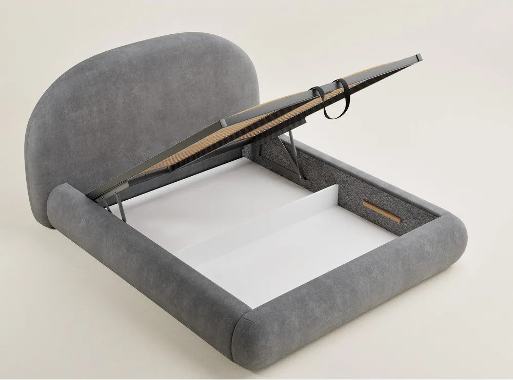 Szare tapicerowane łóżko dwuosobowe ze schowkiem ze stelażem 180x200 cm Maumere – Maison de Rêve