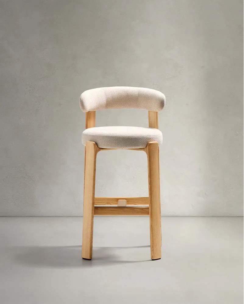 Beżowo-naturalny kolorze hoker z litego drewna jesionowego (wysokość siedziska 75 cm) Granite – Kave Home