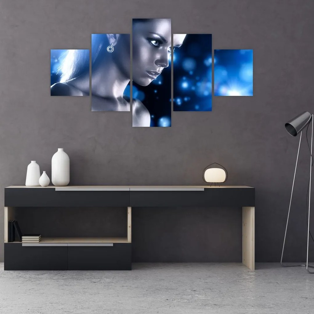 Obraz kobiety w niebieskim blasku (125x70 cm)