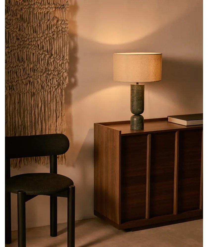 Ciemnozielona/beżowa marmurowa lampa stołowa z tekstylnym kloszem (wysokość 57 cm) Vex – Kave Home