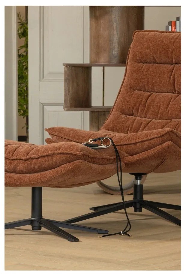 Brązowy obrotowy fotel z podnóżkiem z tkaniny szenilowej Kube – WOOOD