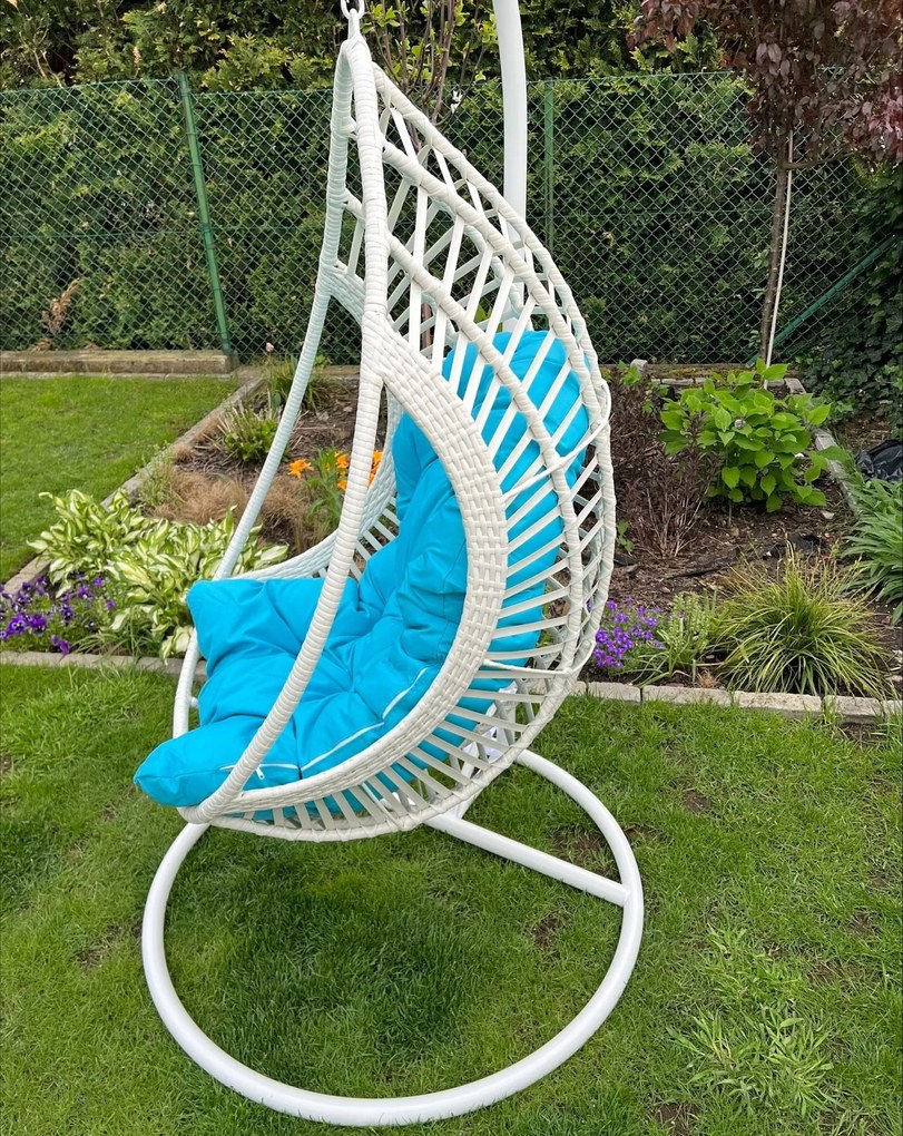 Biały kokon technorattanowy Bellissimo z niebieską poduszką