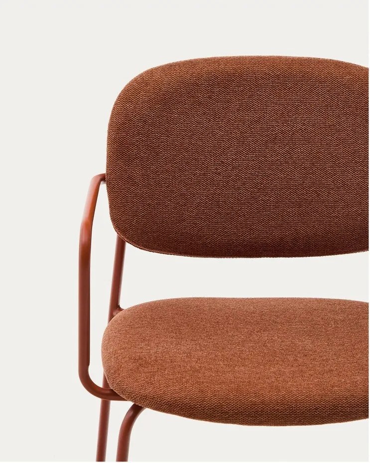 Metalowe krzesło z podłokietnikami w kolorze terakoty Meli – Kave Home
