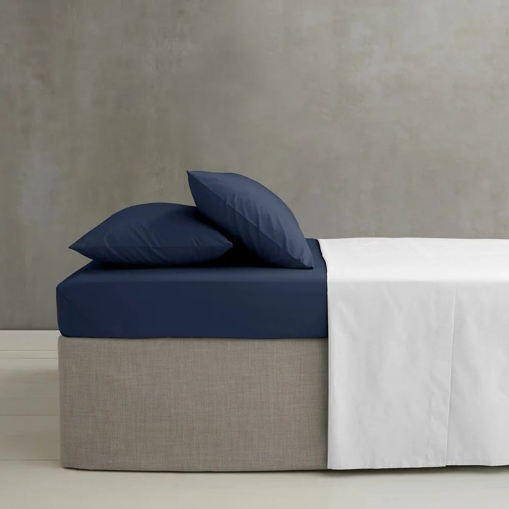 Ciemnoniebieskie prześcieradło z perkalu z gumką 150x200 cm Easy Iron Percale – Catherine Lansfield