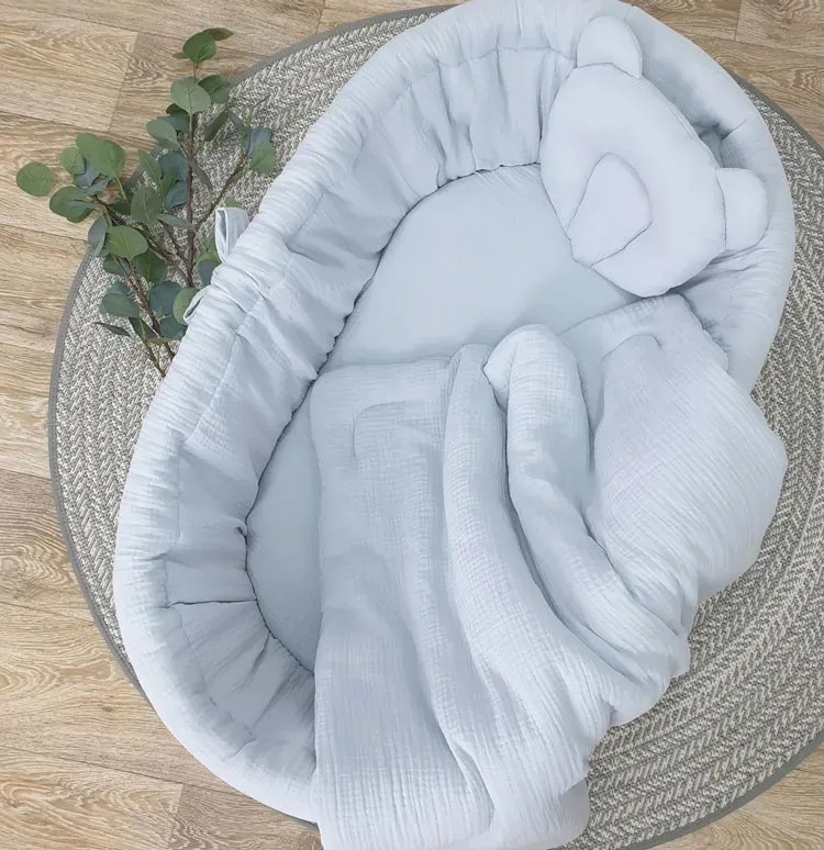 Szare łóżko dziecięce kosz mojżesza na rolkach Z0-N09