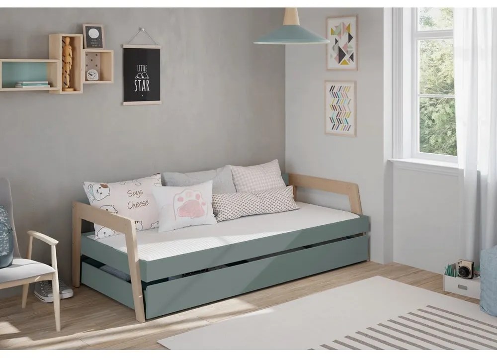 Zielone/szarozielone łóżko dziecięce z litego drewna sosnowego z wysuwanym łóżkiem ze schowkiem ze stelażem 90x200 cm Carrie – Marckeric