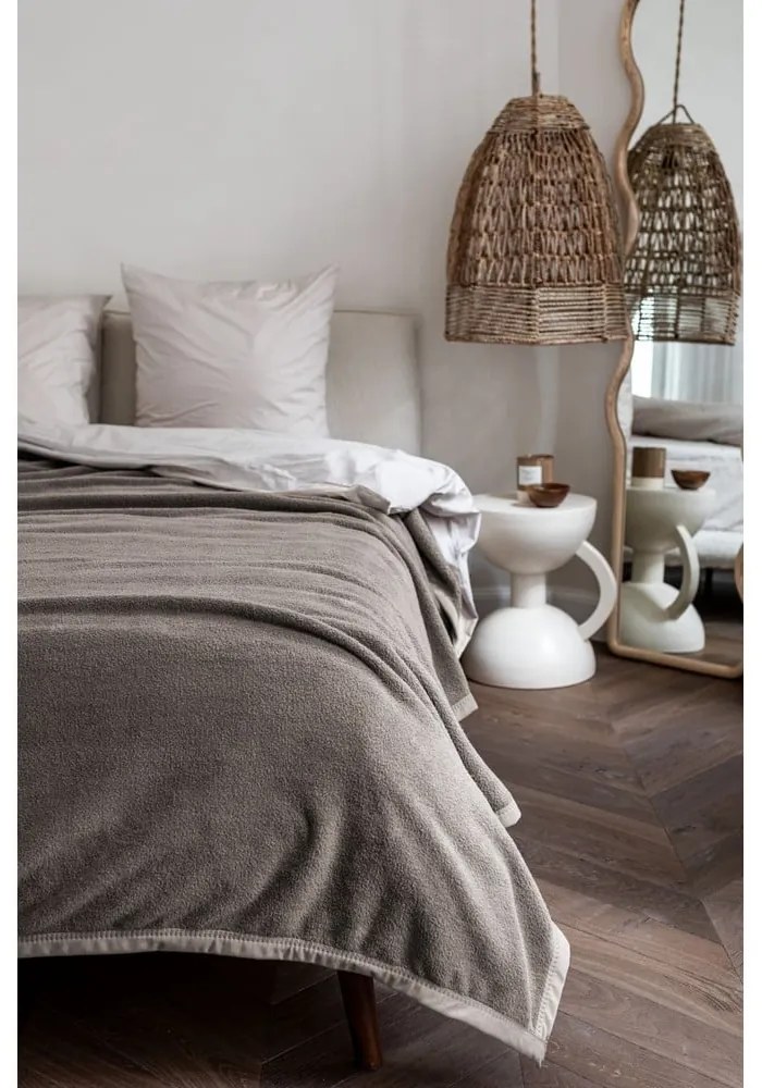 Zielona narzuta na łóżko dwuosobowe z mikropluszu 220x240 cm Lamis – Tiseco Home Studio