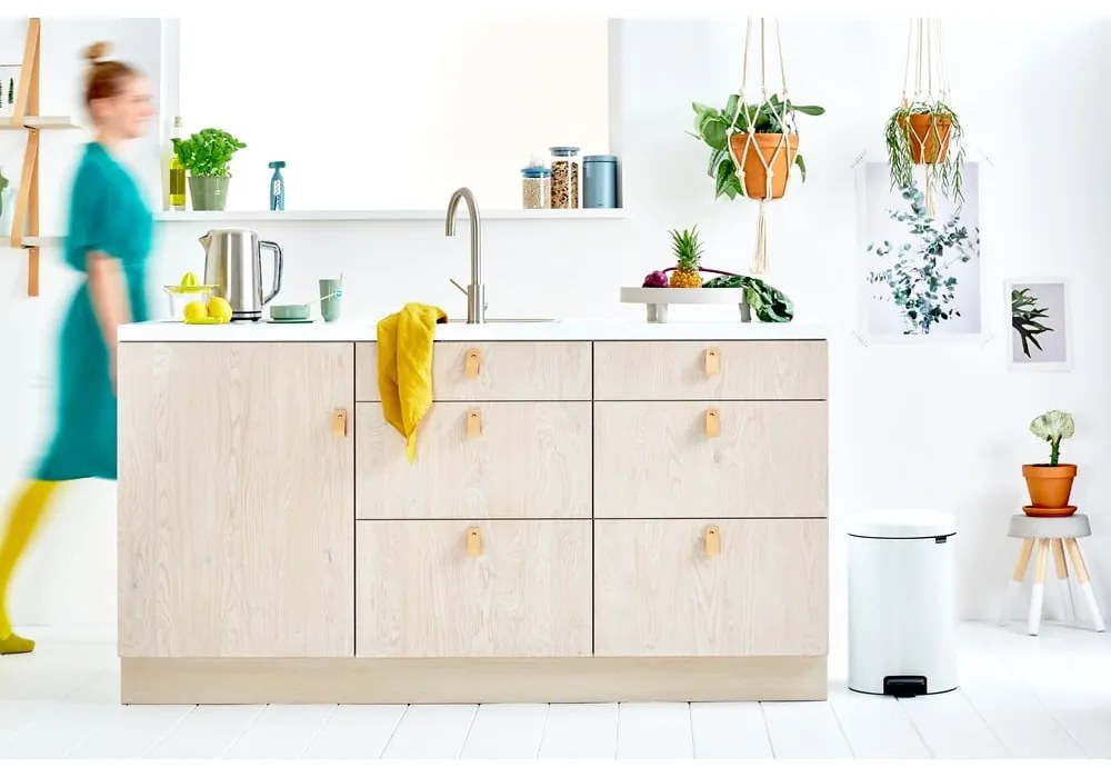 Biały stalowy kosz na śmieci z pedałem 20 l NewIcon – Brabantia