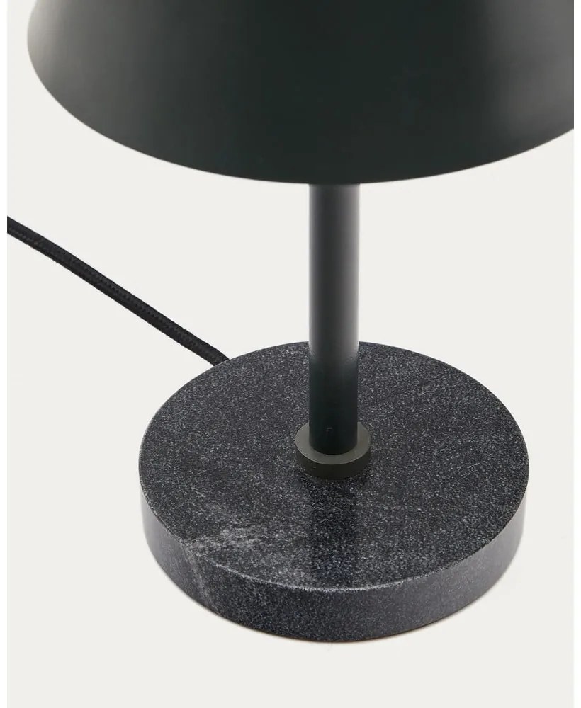 Ciemnozielona/czarna marmurowa lampa stołowa z metalowym kloszem (wysokość 32 cm) Calina – Kave Home