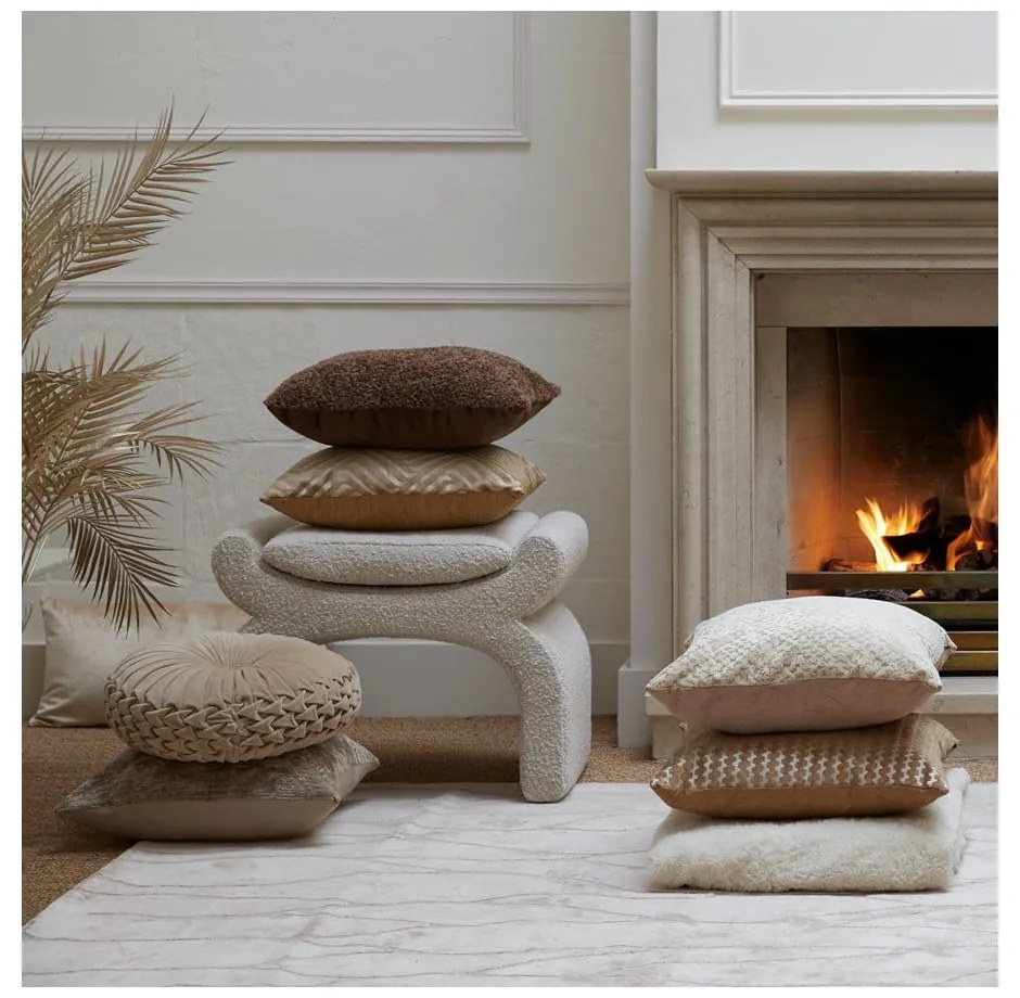 Kremowy puf z materiału bouclé Nafya – Light &amp; Living