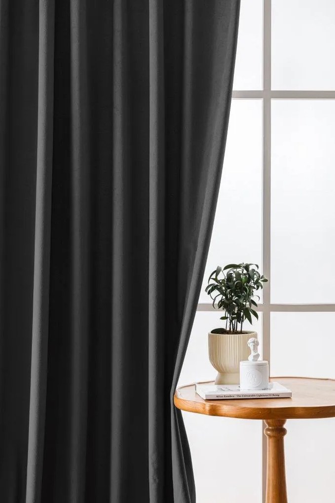 Ciemnoszara zaciemniająca zasłona VELVET 140x250 cm Zawieszanie: Metalowe pierścienie