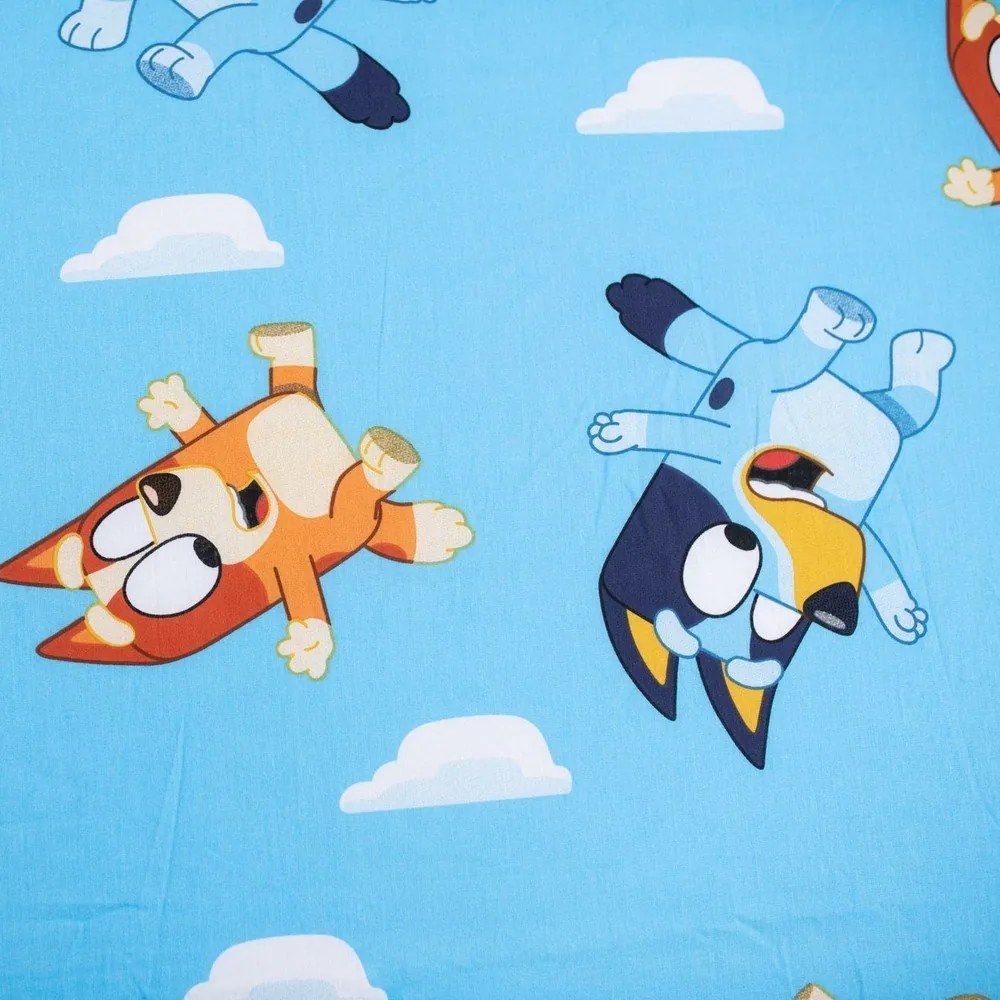 Niebieskie bawełniane prześcieradło dziecięce jednoosobowe z gumką 90x200 cm Bluey – Jerry Fabrics