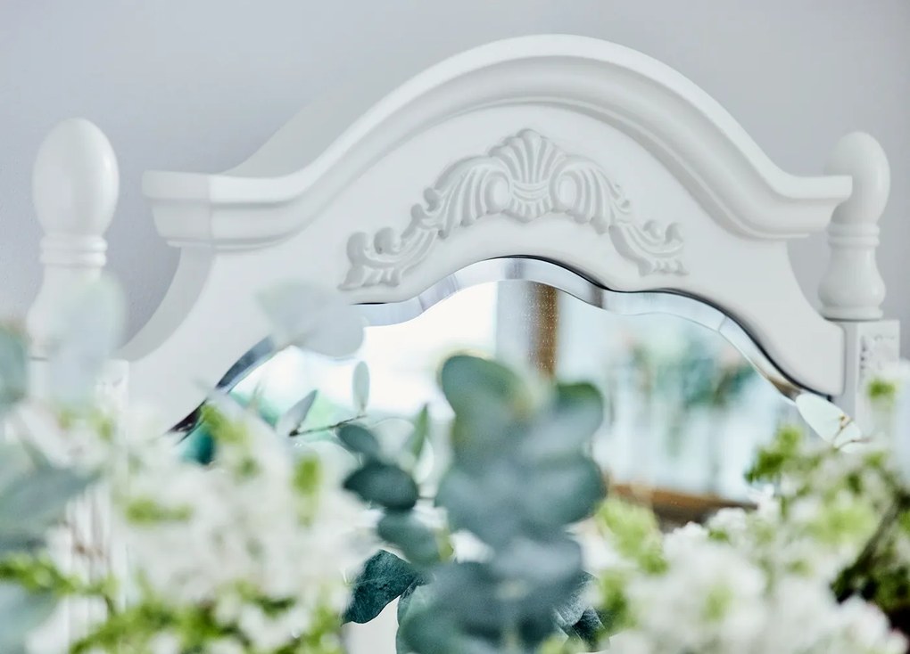 Susanne. Elegancka biała toaletka z ozdobnym lustrem, wymiary 120x45x163 cm. Ma pojemne szafki i szufladki. Kolekcja białych mebli Victoria.