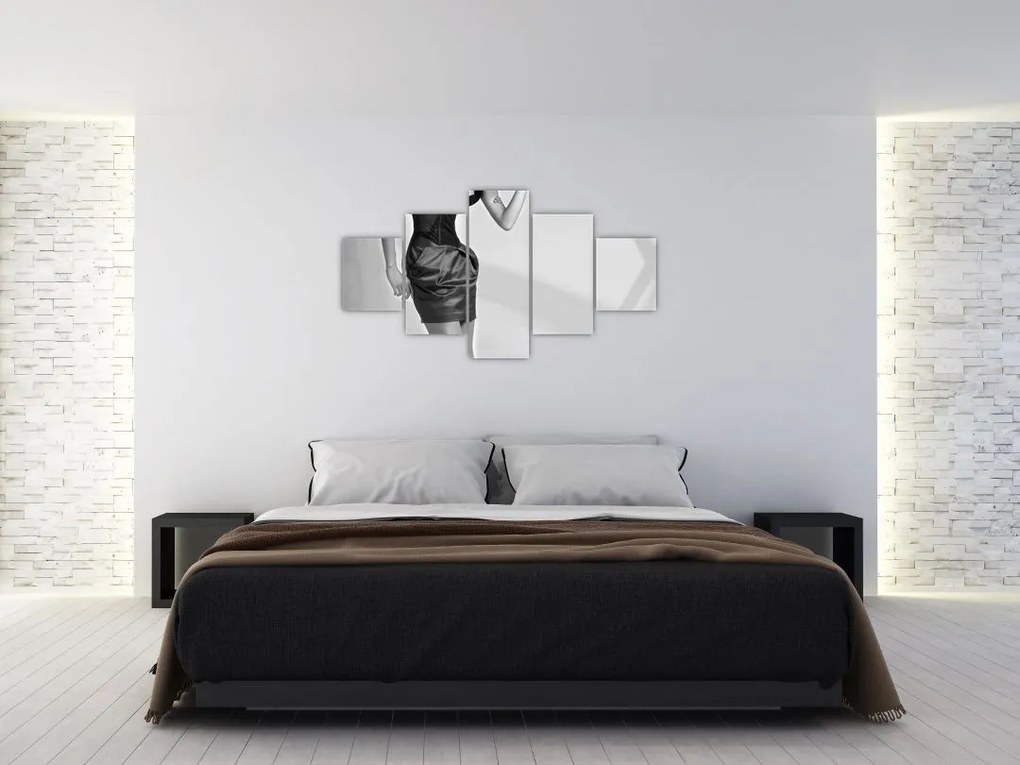 Obraz - Kobieta w krótkiej sukience (125x70 cm)