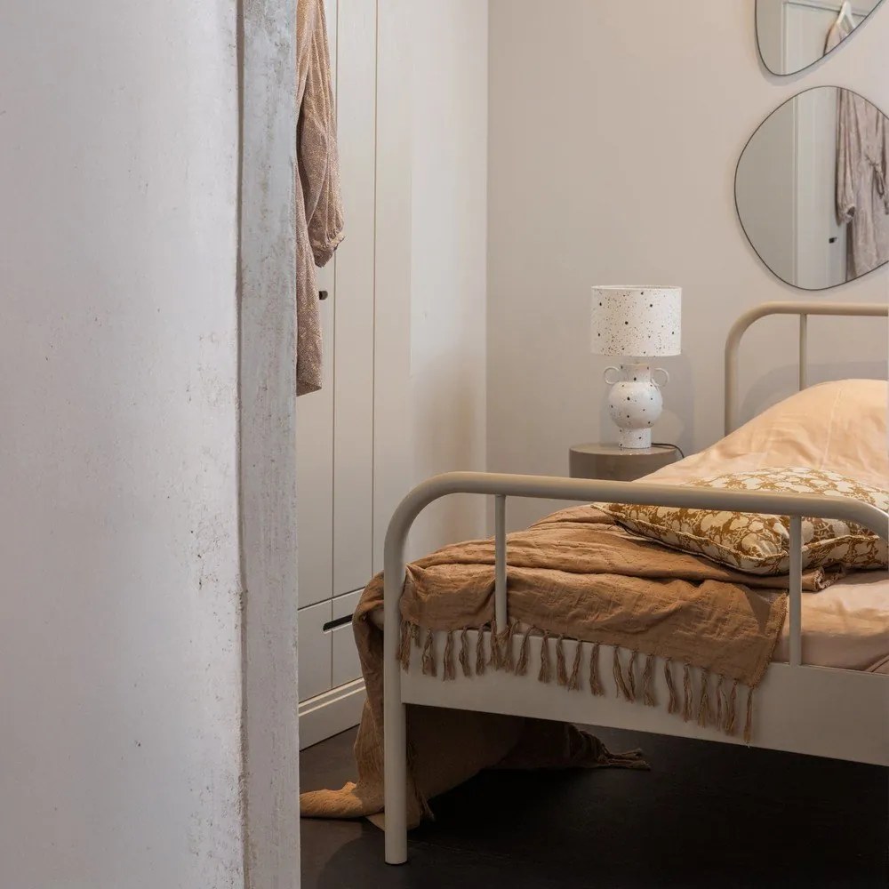 Beżowe metalowe łóżko jednoosobowe ze stelażem 90x200 cm Mata – WOOOD