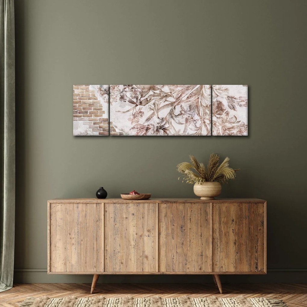Obraz - Kwiatowy fresk na ceglanej ścianie (170x50 cm)