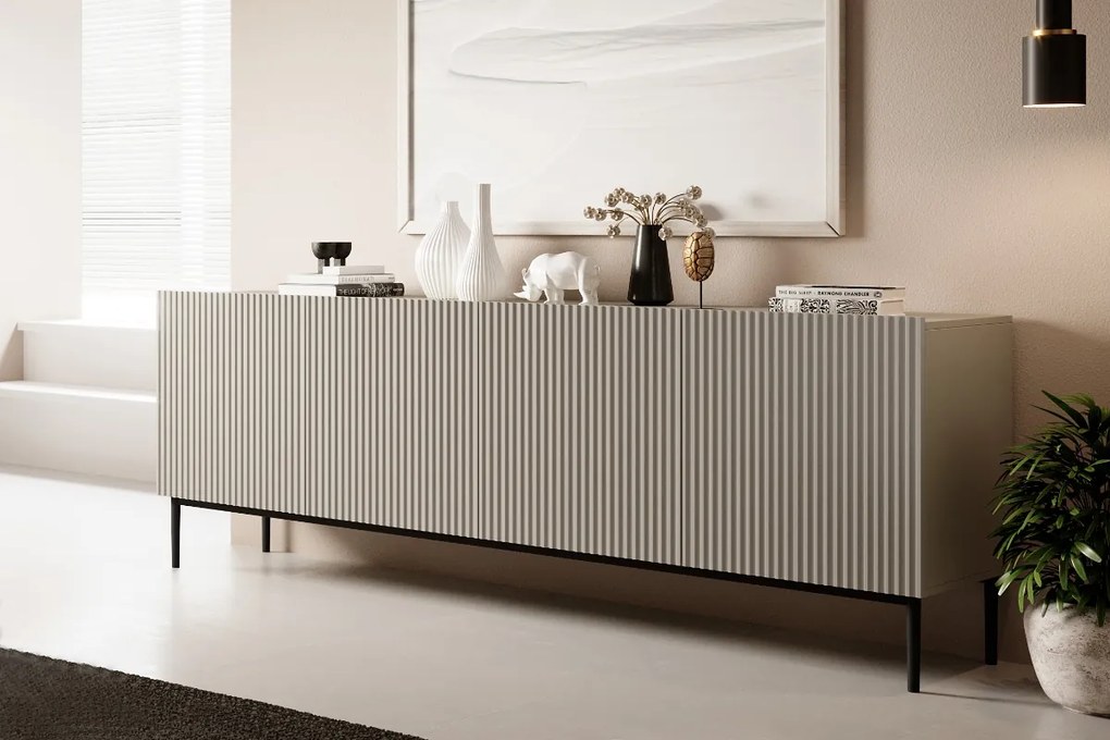 Komoda Nicole 200 cm czterodrzwiowa z ryflowanym frontem - kaszmir / czarne nóżki