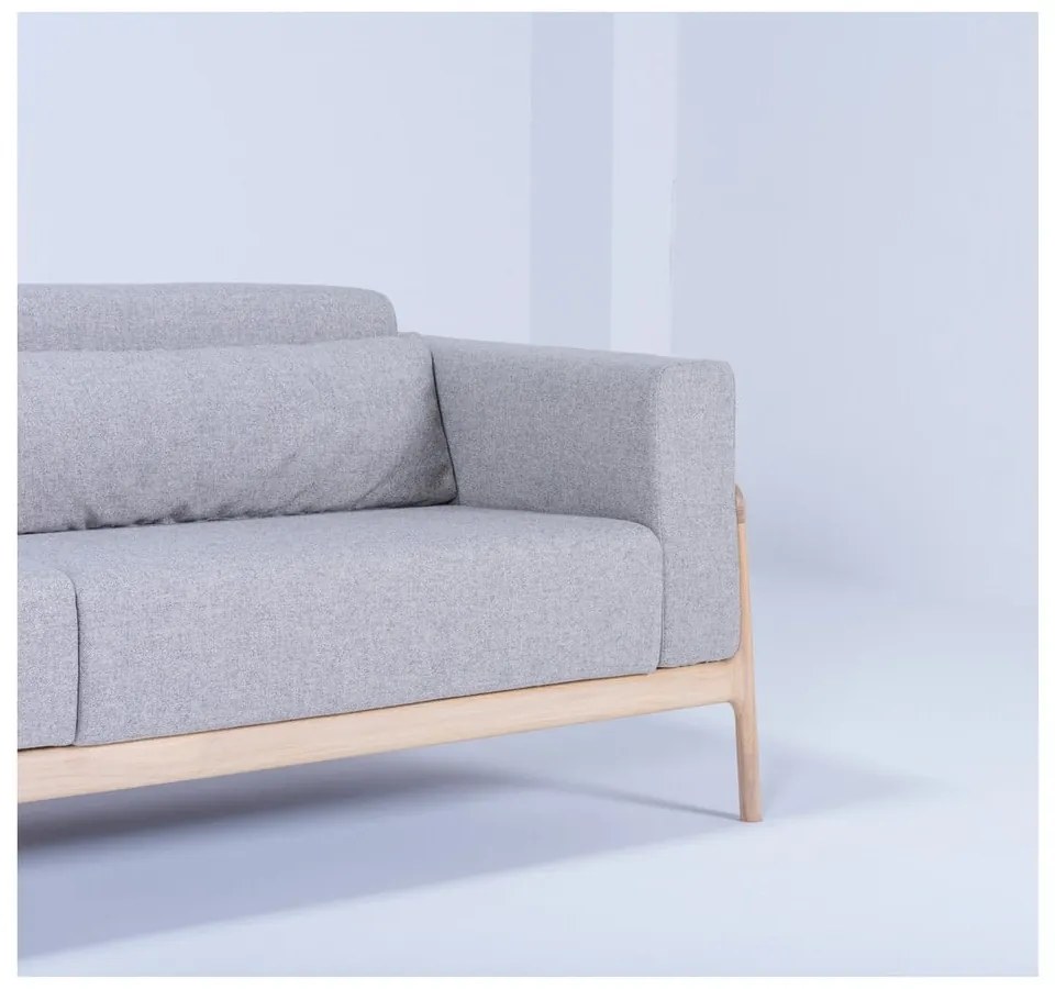 Szara sofa z konstrukcją z litego drewna dębowego Gazzda Fawn, 210 cm