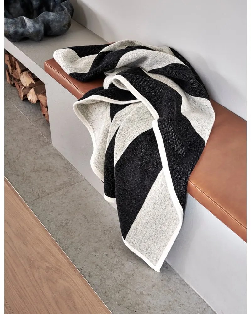 Czarno-biały koc z mieszanki wełny 140x180 cm Bob Black Vanilla – Pappelina