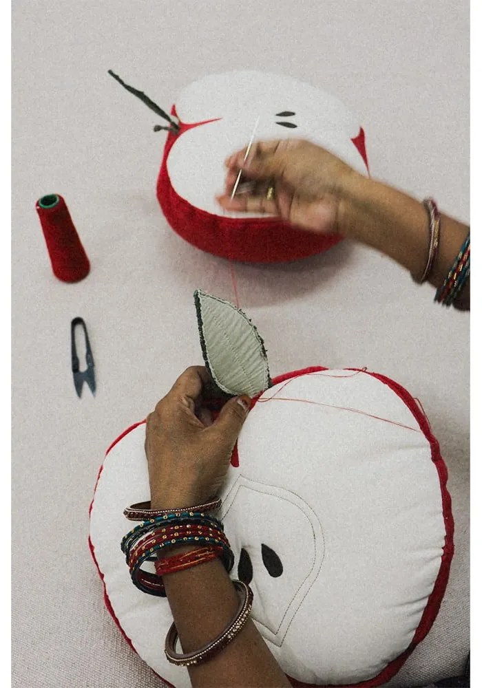 Bawełniana poduszka dziecięca ø 30 cm Apple – Lorena Canals