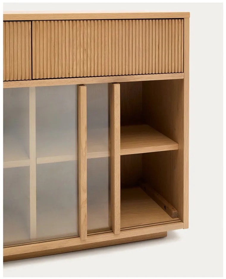 Witryna w dekorze dębu z drzwiami przesuwnymi w naturalnym kolorze 200x80x40 cm Helvine – Kave Home