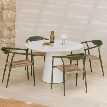 Zestaw Okrągłego Stołu Ø120 Cm Z Cementu Noemi Oraz 4 Sztaplowanych Krzeseł Ogrodowych Z Podłokietnikami, Wykonanych Z Aluminium Biała - Sklum