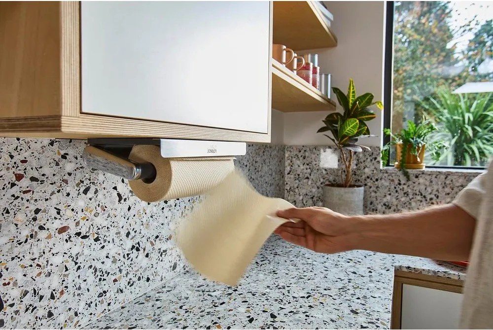 Ścienny plastikowy wieszak na ręczniki papierowe w kolorze srebra RollGrip – Joseph Joseph