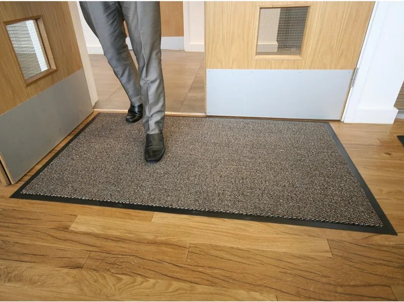 Wycieraczka polipropylenowa czyszcząca na podkładzie gumowym, 90 x 150 cm, brązowa