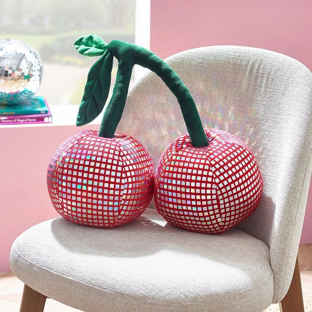 Pluszowa poduszka dekoracyjna 25x30 cm Disco Cherries – Catherine Lansfield