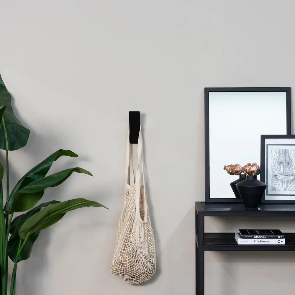 Czarny ścienny stalowy haczyk Angle – Spinder Design