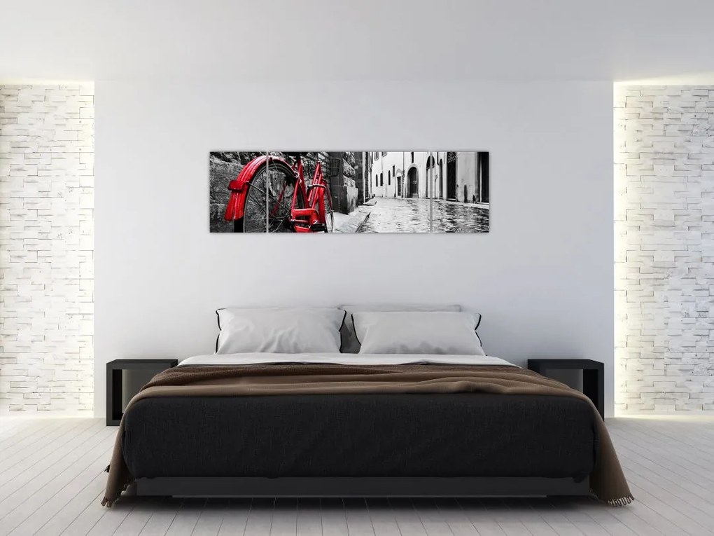 Obraz czerwonego roweru na brukowanej uliczce (170x50 cm)