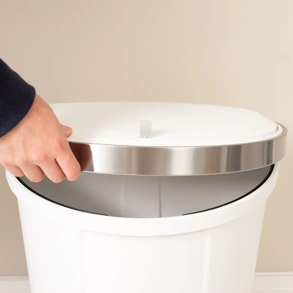 Biały plastikowy kosz na śmieci z pedałem 50 l – Addis