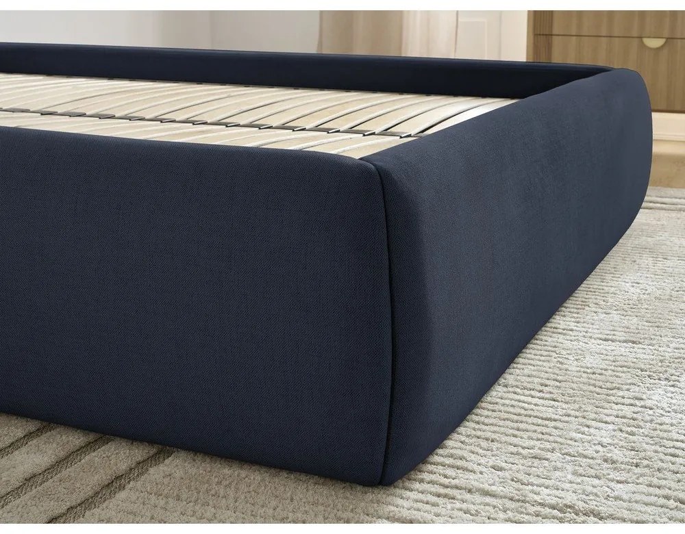 Ciemnoniebieskie tapicerowane łóżko dwuosobowe ze schowkiem/bez zagłówka ze stelażem 180x200 cm Inera – Bobochic Paris