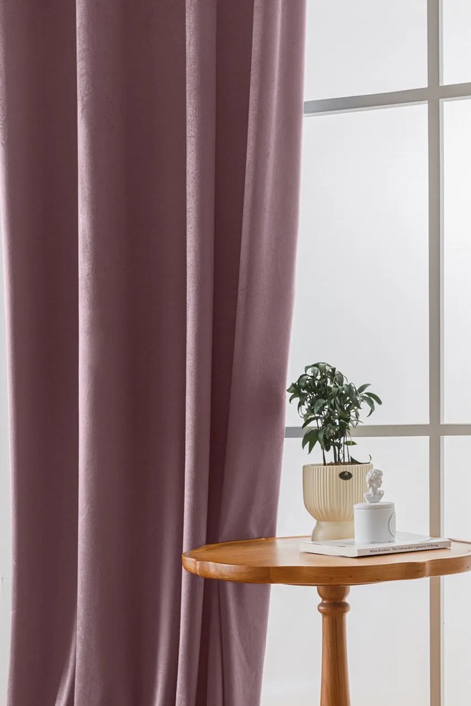 Jasnofioletowa zaciemniająca zasłona VELVET 140x270 cm Zawieszanie: Taśma z wiązaniami